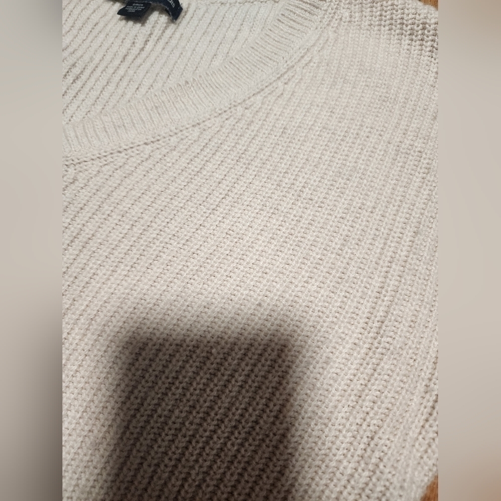 AMERICAN Eagle Outfitters Lace Sleeve Knit V-neck Sweater - Picture 6 of 12